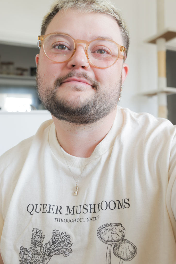 Graphic Unisex classic T-Shirt | Queer Mushrooms